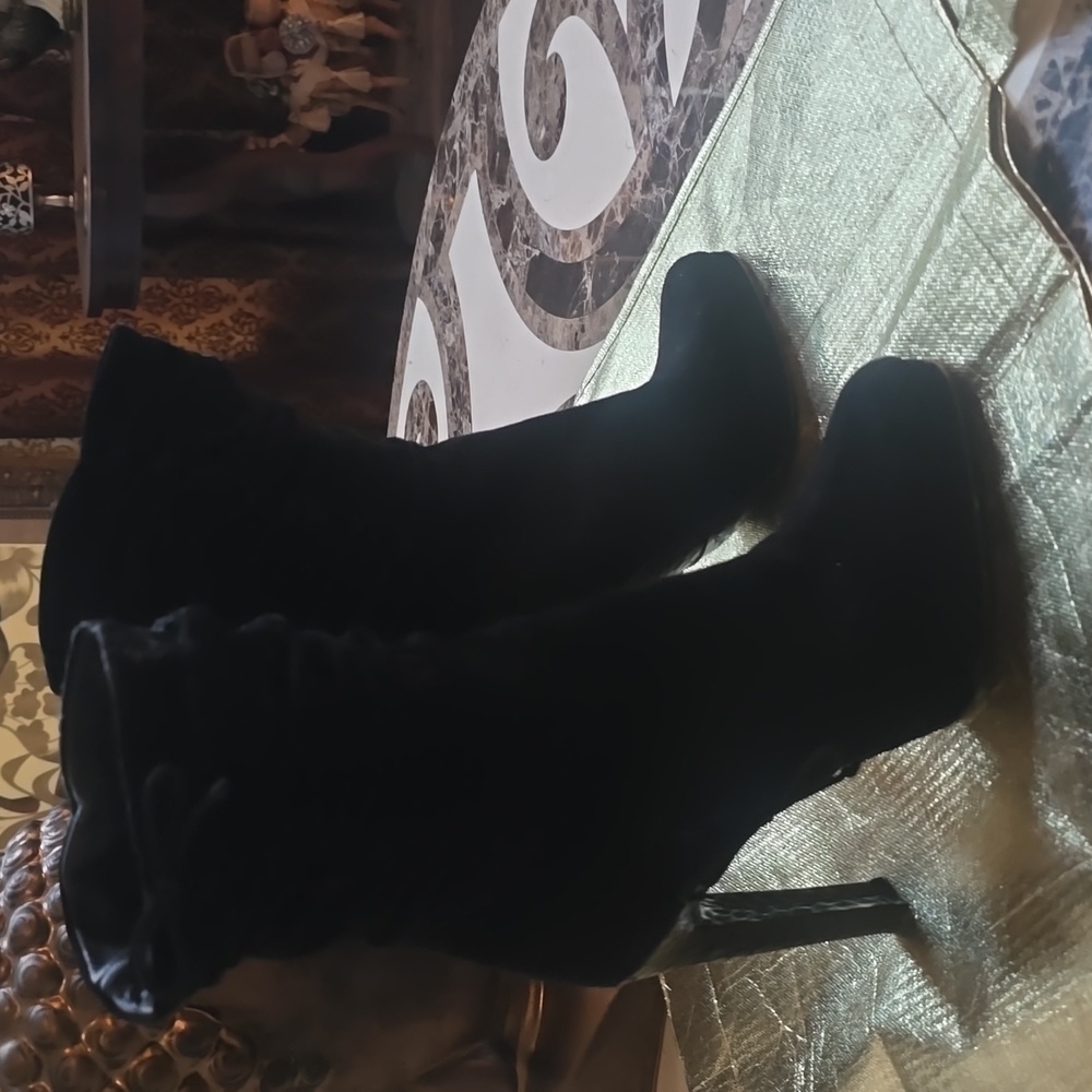 Black Gucci suede boots with side bow. Size 8